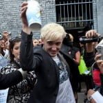 Tom Felton gets swarmed by fans