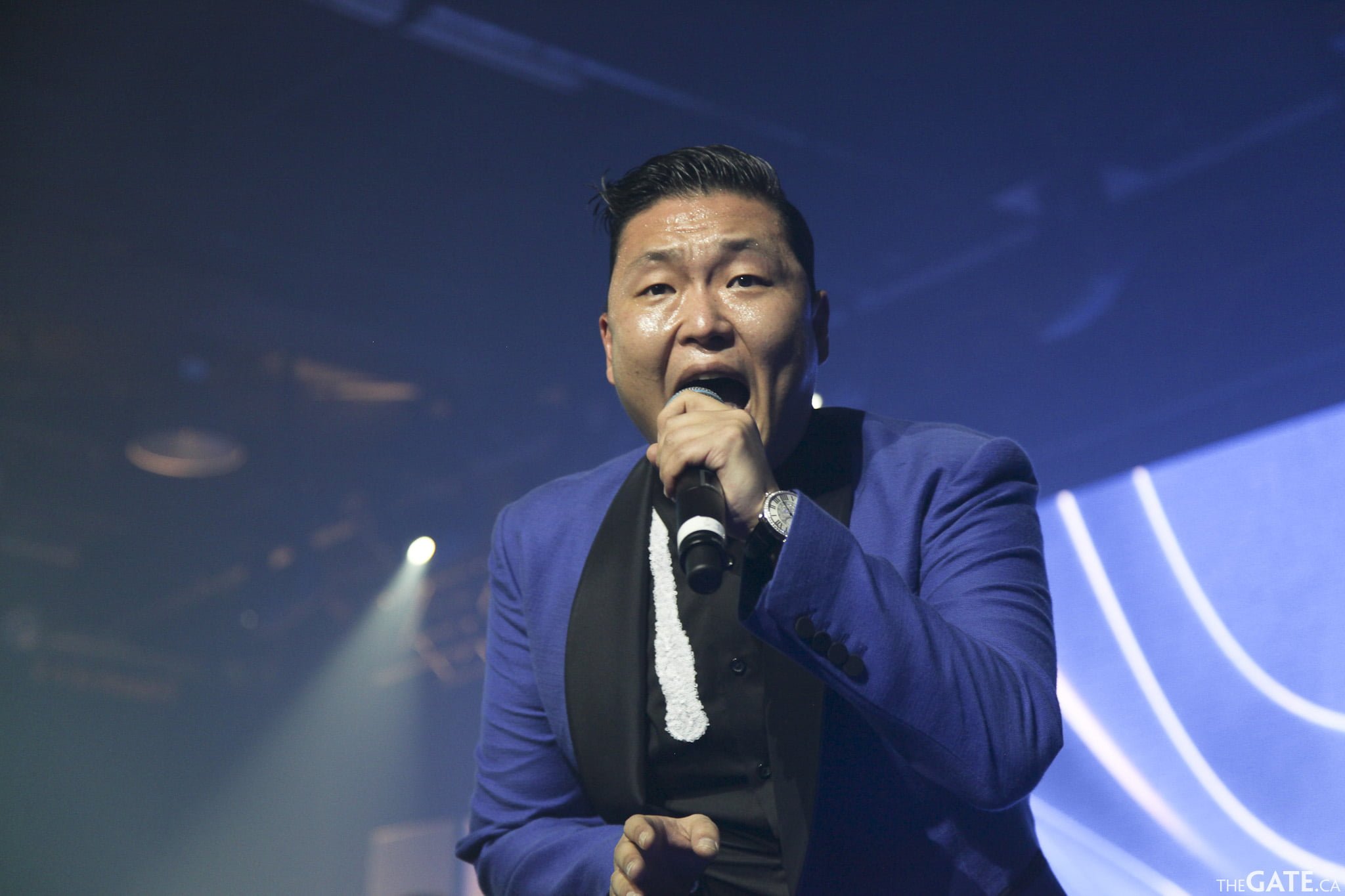 Psy sings for the cameras Psy sings for the cameras