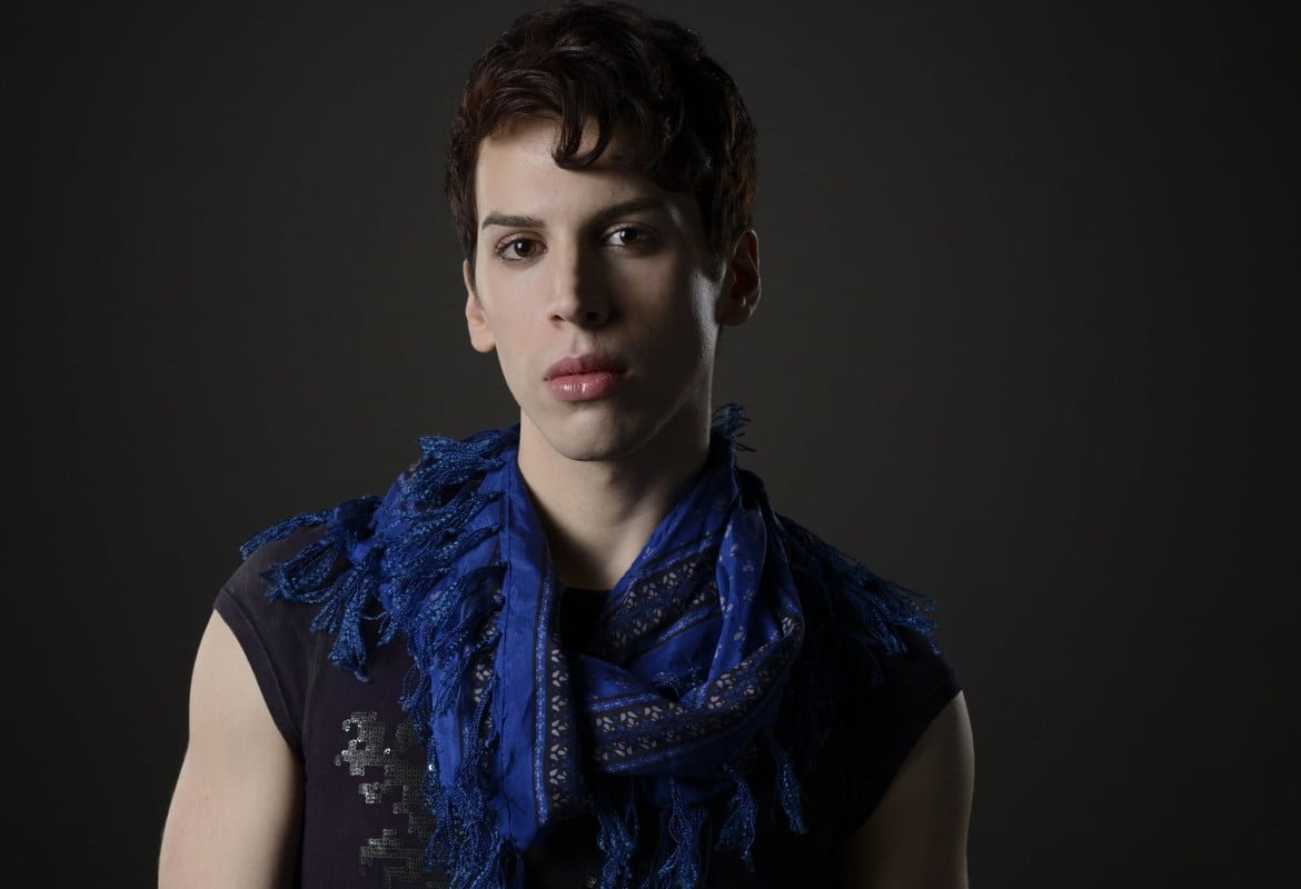 Jordan Gavaris as Felix in Orphan Black