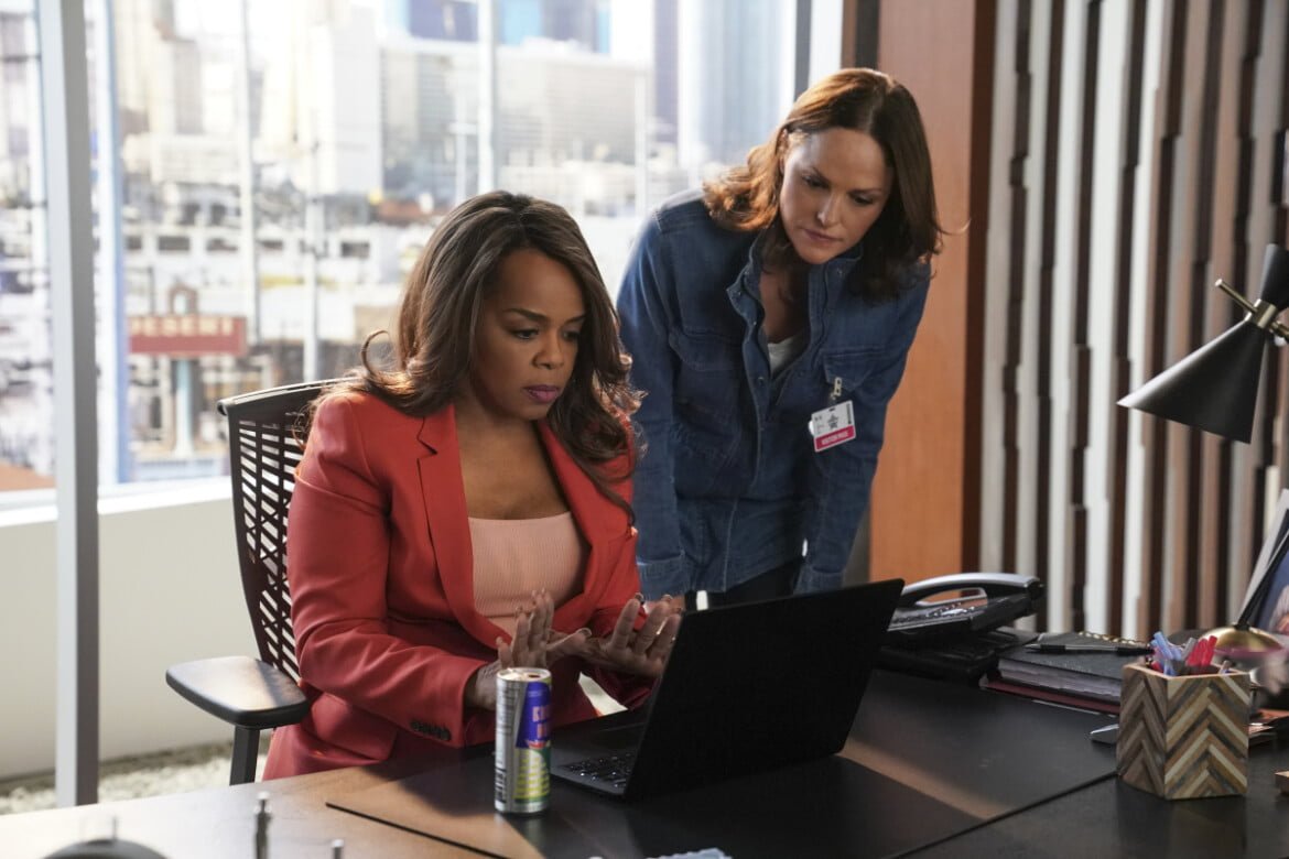 Paula Newsome as Maxine Roby and Jorja Fox as Sara Sidle in CSI: Vegas