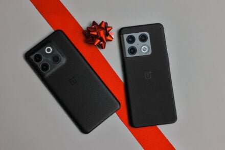 OnePlus 10 T (left) and the OnePlus 10 Pro