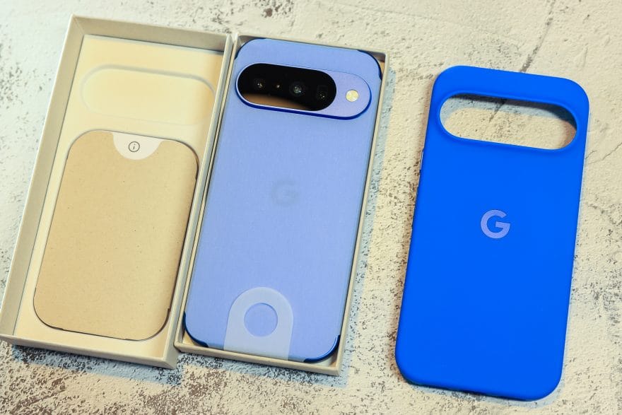 Pixel 10 unboxing and case