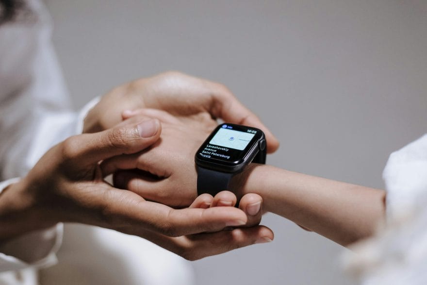 Key features travelling families should look for in a wearable travel safety tech 